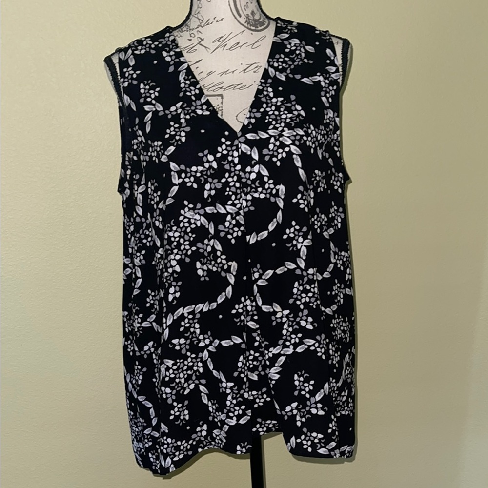 Black & White Floral Sleeveless Blouse – Size Large